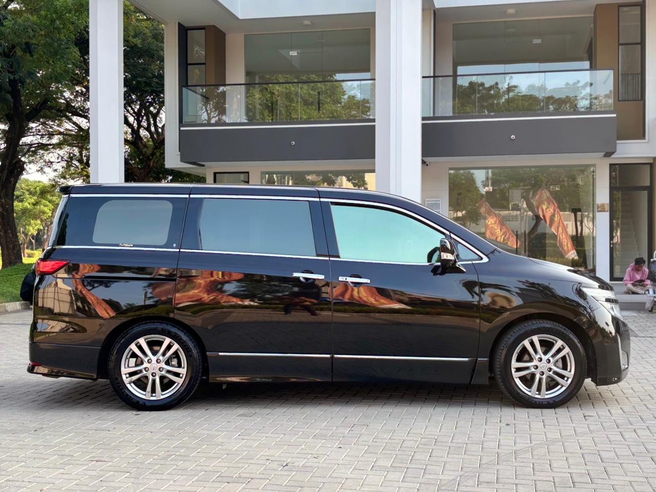 Nissan Elgrand 2012